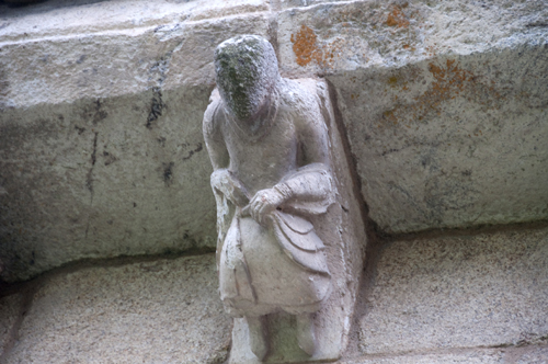 Canecillo con figura humana del ábside de la iglesia de Ferreira do Pantón